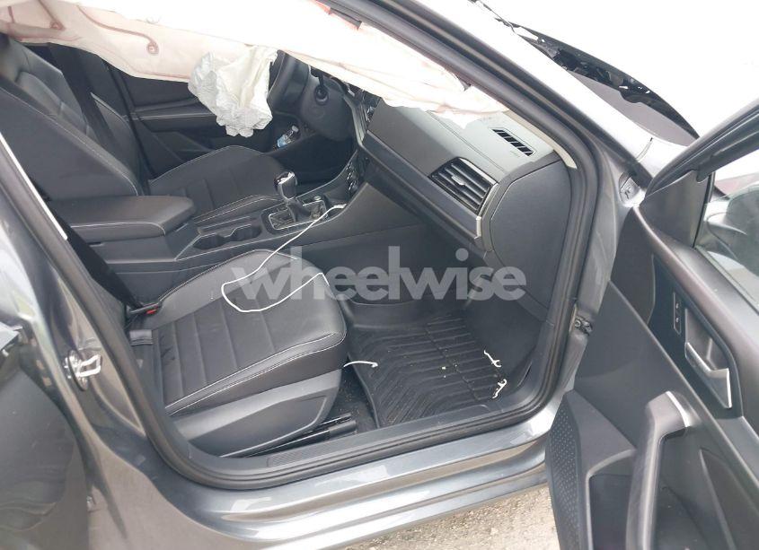 Photo 5 of 2024 Volkswagen Jetta 1.5T SE (VIN 3VWEM7BU7RM073134)