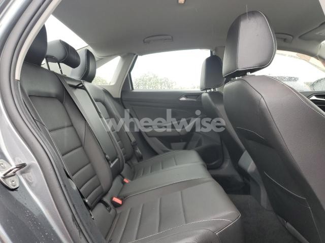 Photo 2 of 2024 VOLKSWAGEN JETTA SE (VIN 3VWEM7BU9RM035033)