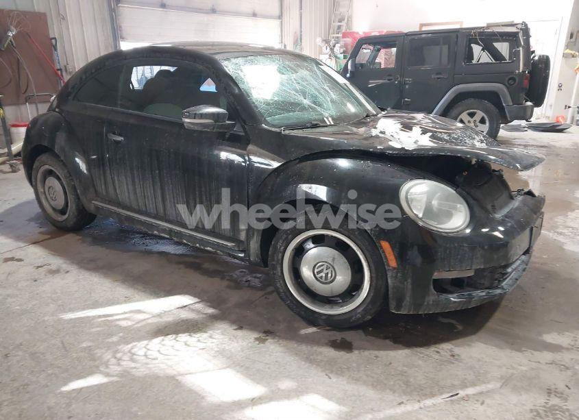 2015 Volkswagen Beetle 1.8T CLASSIC (VIN 3VWF17ATXFM654998) main photo