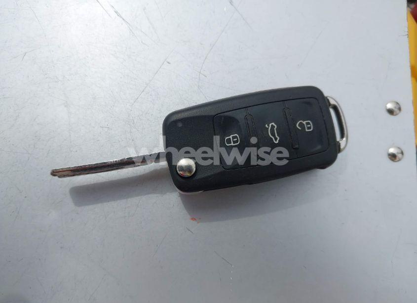 Photo 11 of 2018 Volkswagen Beetle 2.0T COAST/2.0T S (VIN 3VWFD7AT1JM706390)