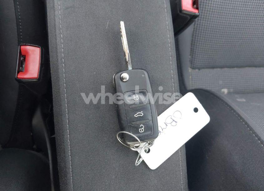 Photo 11 of 2018 Volkswagen Beetle 2.0T COAST/2.0T S (VIN 3VWFD7AT5JM710121)