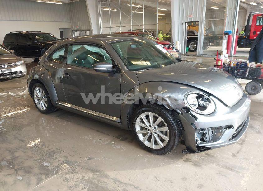 2018 Volkswagen Beetle 2.0T COAST/2.0T S (VIN 3VWFD7AT6JM703758) main photo