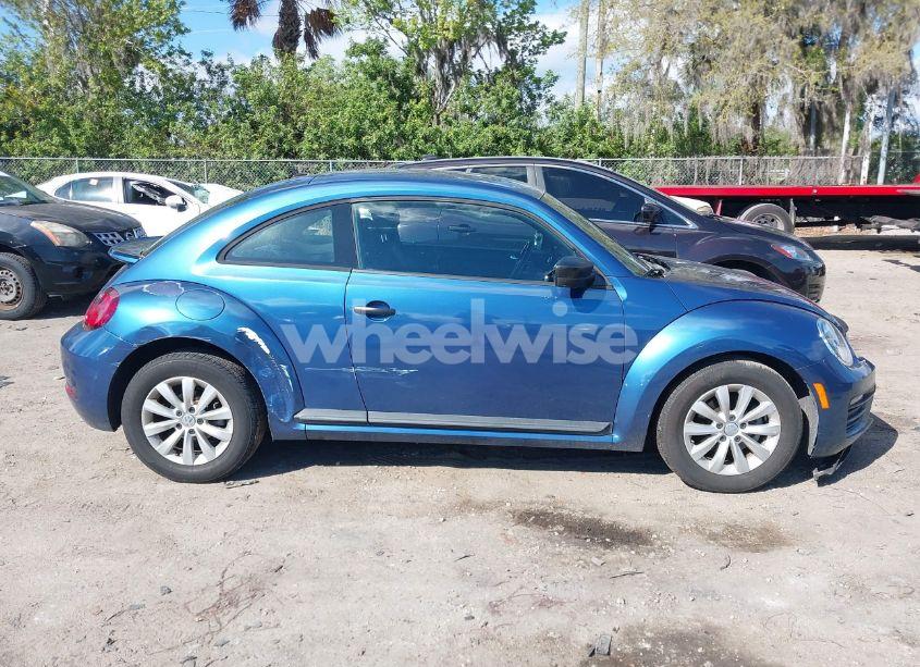 Photo 13 of 2018 Volkswagen Beetle 2.0T COAST/2.0T S (VIN 3VWFD7AT9JM712664)