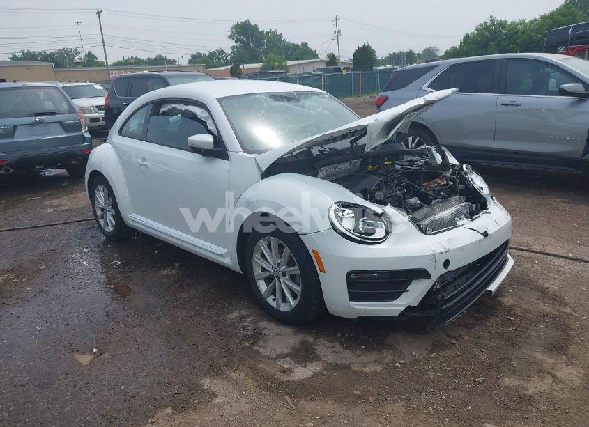 2018 Volkswagen Beetle 2.0T COAST/2.0T S (VIN 3VWFD7ATXJM710356) main photo