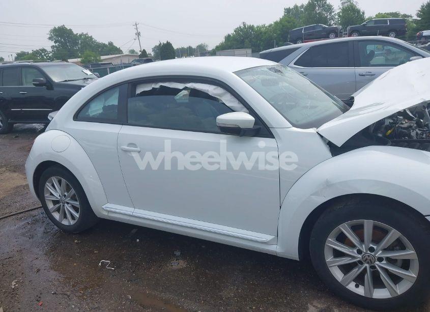Photo 12 of 2018 Volkswagen Beetle 2.0T COAST/2.0T S (VIN 3VWFD7ATXJM710356)