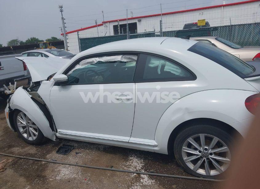 Photo 13 of 2018 Volkswagen Beetle 2.0T COAST/2.0T S (VIN 3VWFD7ATXJM710356)