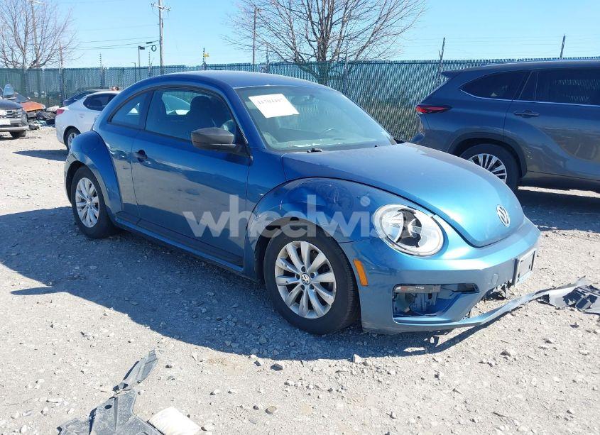 2018 Volkswagen Beetle 2.0T COAST/2.0T S (VIN 3VWFD7ATXJM711734) main photo
