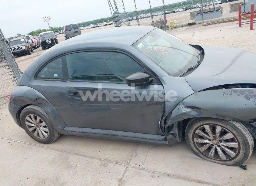 Photo 18 of 2014 Volkswagen Beetle 2.5L ENTRY (VIN 3VWFP7AT4EM624358)