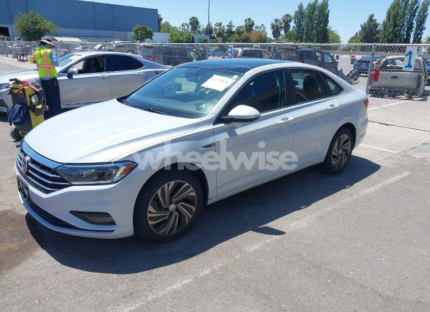 Photo 2 of 2019 Volkswagen Jetta SEL PREMIUM (VIN 3VWG57BU8KM040476)