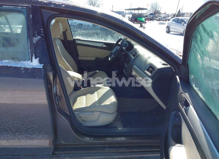 Photo 5 of 2011 Volkswagen Jetta 2.5L SEL (VIN 3VWGX7AJ1BM325988)