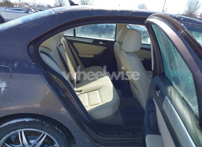 Photo 8 of 2011 Volkswagen Jetta 2.5L SEL (VIN 3VWGX7AJ1BM325988)