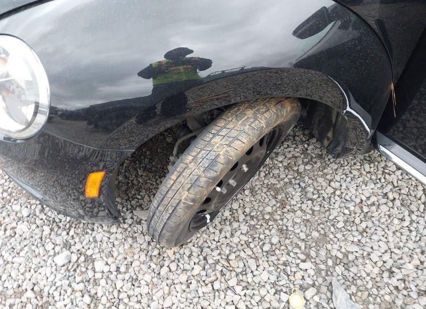 Photo 6 of 2015 Volkswagen Beetle 1.8T (VIN 3VWH17ATXFM633190)