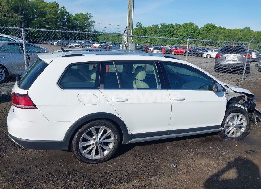 Photo 14 of 2018 Volkswagen Golf ALLTRACK TSI S/TSI SE/TSI SEL (VIN 3VWH17AU1JM754093)