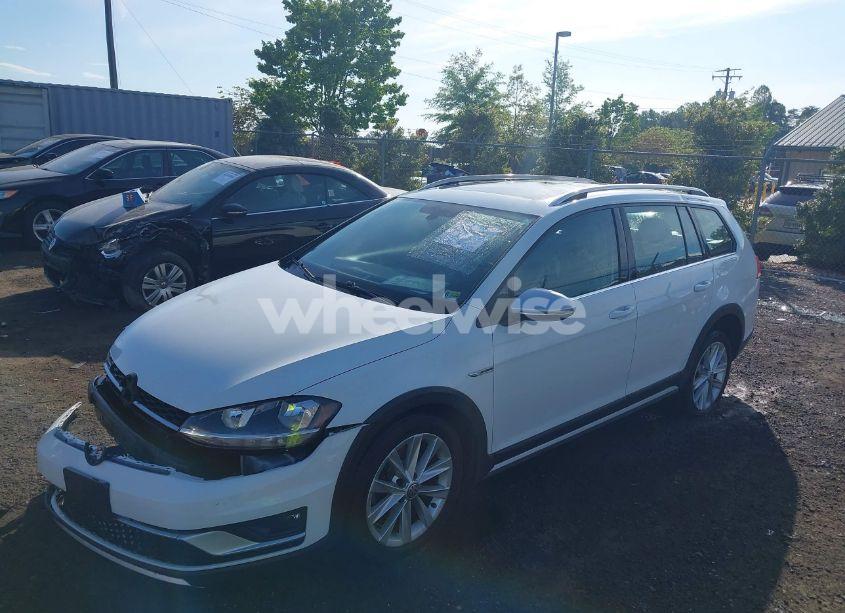Photo 2 of 2018 Volkswagen Golf ALLTRACK TSI S/TSI SE/TSI SEL (VIN 3VWH17AU1JM754093)