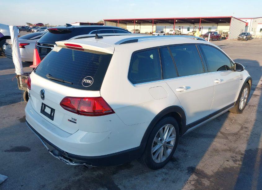 Photo 4 of 2017 Volkswagen Golf ALLTRACK TSI S/TSI SE/TSI SEL (VIN 3VWH17AU5HM519156)