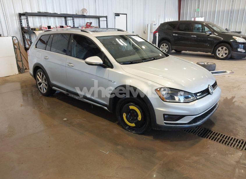 2017 Volkswagen Golf ALLTRACK TSI S/TSI SE/TSI SEL (VIN 3VWH17AU9HM532332) main photo
