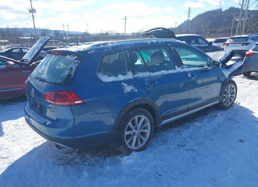 Photo 4 of 2017 Volkswagen Golf ALLTRACK TSI S/TSI SE/TSI SEL (VIN 3VWH17AUXHM512042)