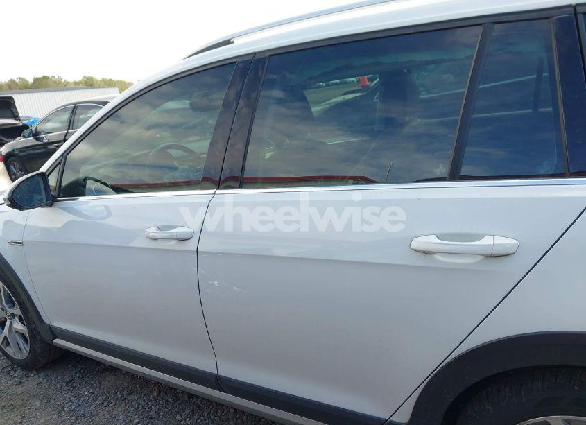 Photo 14 of 2019 Volkswagen Golf ALLTRACK TSI S/TSI SE/TSI SEL (VIN 3VWH17AUXKM505664)