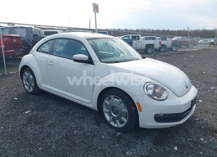 2014 Volkswagen Beetle 2.5L (VIN 3VWJP7AT8EM611560) main photo