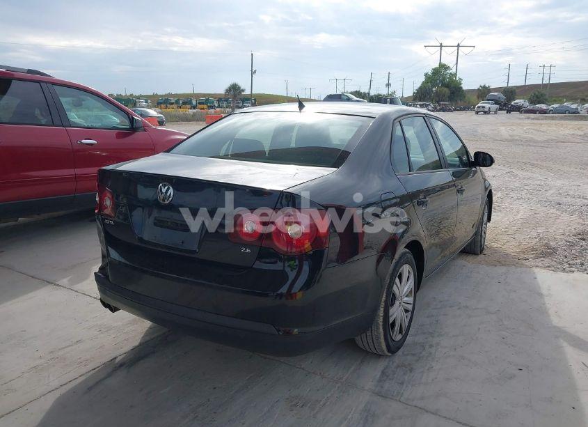 Photo 4 of 2010 Volkswagen Jetta S (VIN 3VWJX7AJ7AM069490)