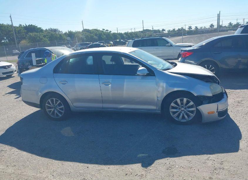 Photo 13 of 2010 Volkswagen Jetta S (VIN 3VWJX7AJXAM002446)