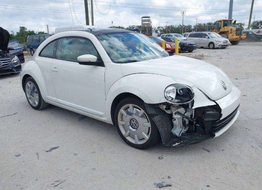 2013 Volkswagen Beetle 2.5L (VIN 3VWJX7AT4DM678039) main photo