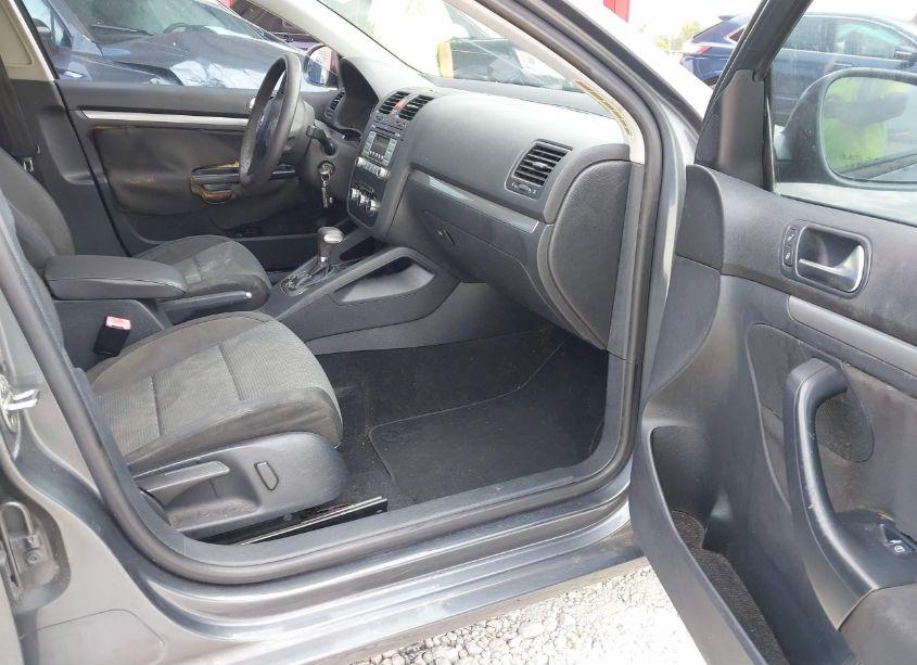 Photo 5 of 2010 Volkswagen Jetta S (VIN 3VWJZ7AJ7AM042932)