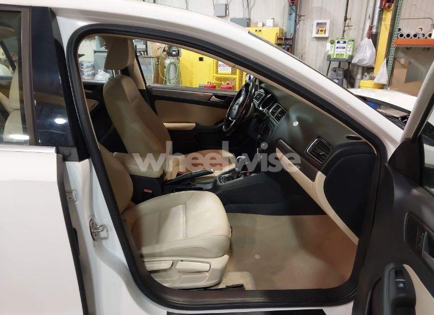 Photo 5 of 2015 Volkswagen Jetta 2.0L TDI SE (VIN 3VWLA7AJ7FM296633)