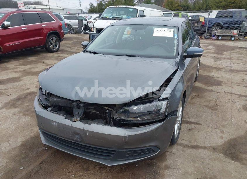 Photo 2 of 2011 Volkswagen Jetta 2.0L TDI (VIN 3VWLL7AJ0BM048535)