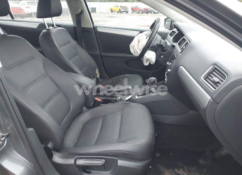 Photo 5 of 2011 Volkswagen Jetta 2.0L TDI (VIN 3VWLL7AJ0BM048535)