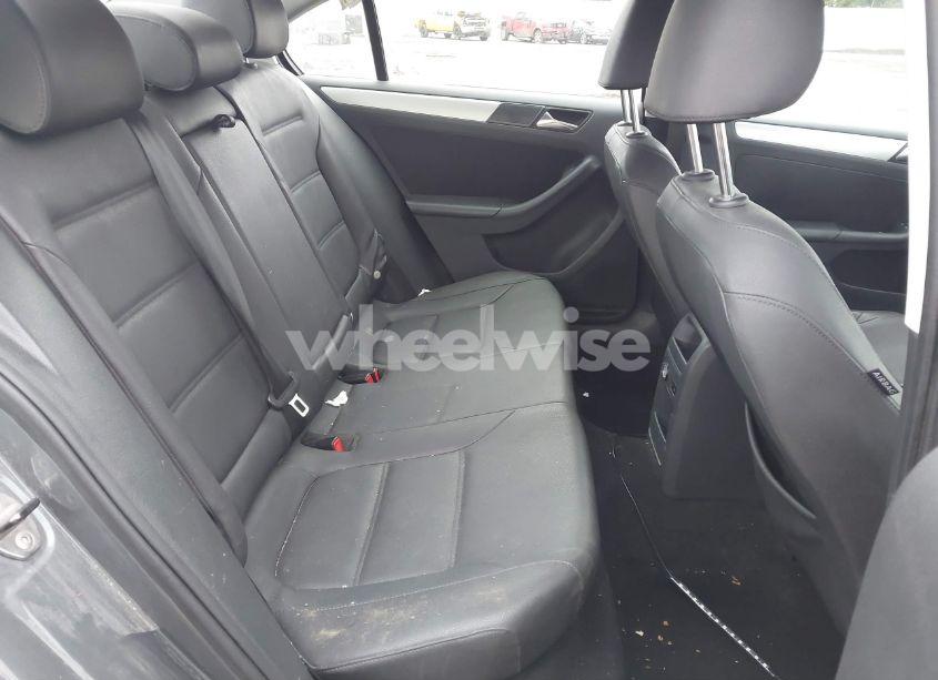 Photo 8 of 2011 Volkswagen Jetta 2.0L TDI (VIN 3VWLL7AJ0BM048535)