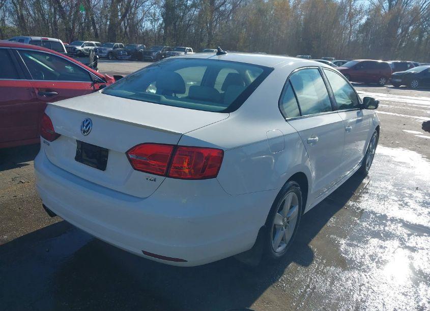 Photo 4 of 2011 Volkswagen Jetta 2.0L TDI (VIN 3VWLL7AJ0BM070602)