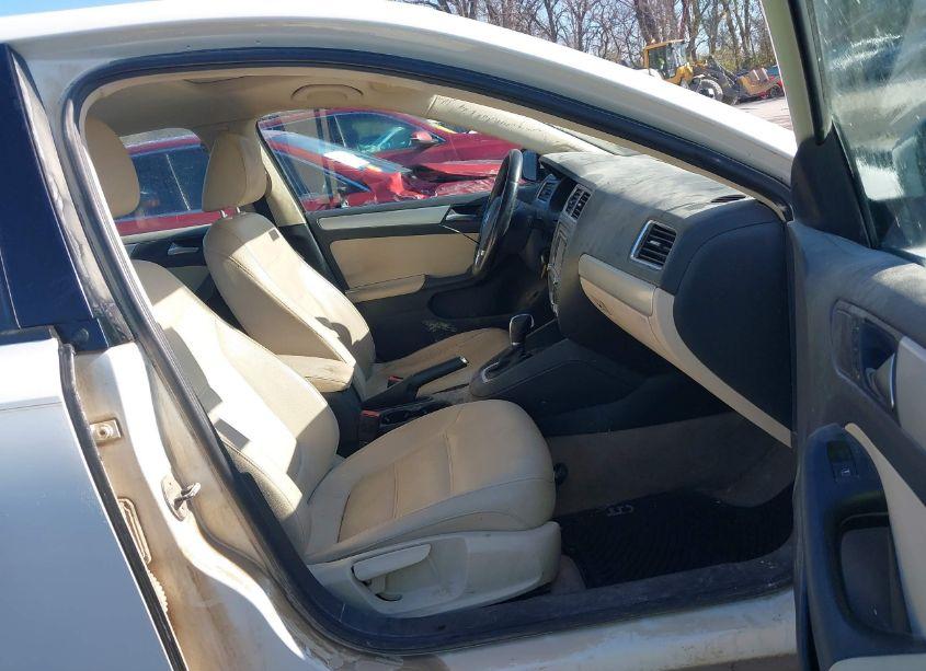 Photo 5 of 2011 Volkswagen Jetta 2.0L TDI (VIN 3VWLL7AJ0BM070602)