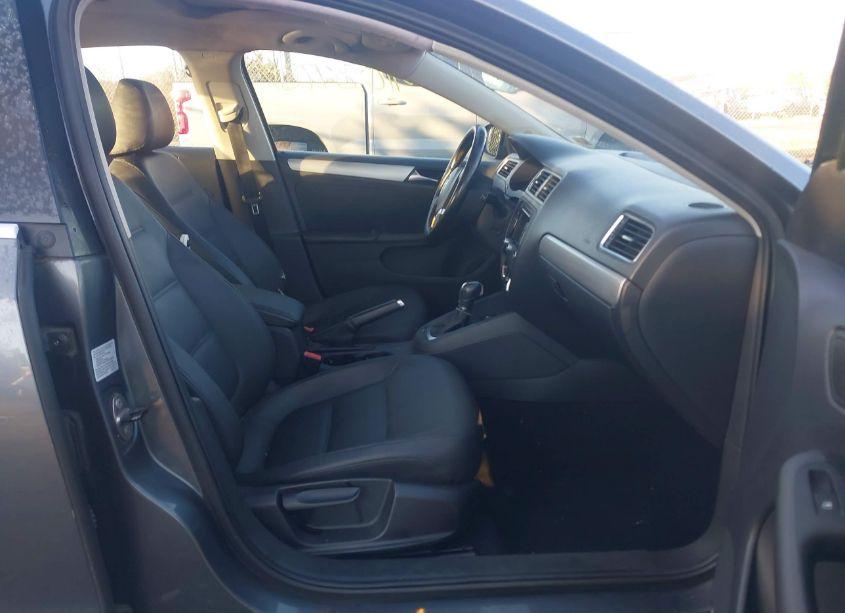 Photo 5 of 2011 Volkswagen Jetta 2.0L TDI (VIN 3VWLL7AJ0BM125775)