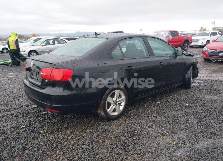 Photo 4 of 2012 Volkswagen Jetta 2.0L TDI (VIN 3VWLL7AJ0CM471472)