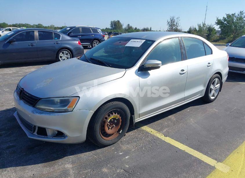 Photo 2 of 2013 Volkswagen Jetta 2.0L TDI (VIN 3VWLL7AJ0DM385077)