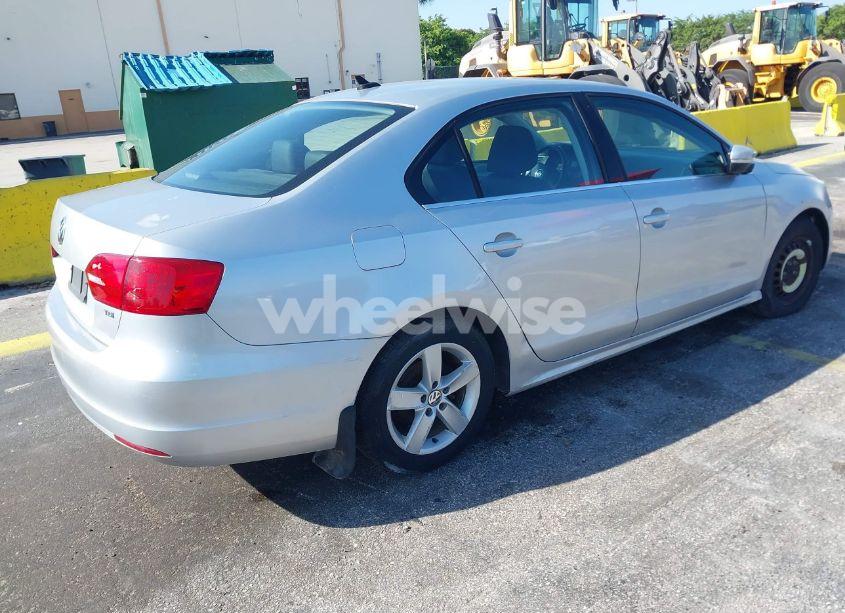 Photo 4 of 2013 Volkswagen Jetta 2.0L TDI (VIN 3VWLL7AJ0DM385077)