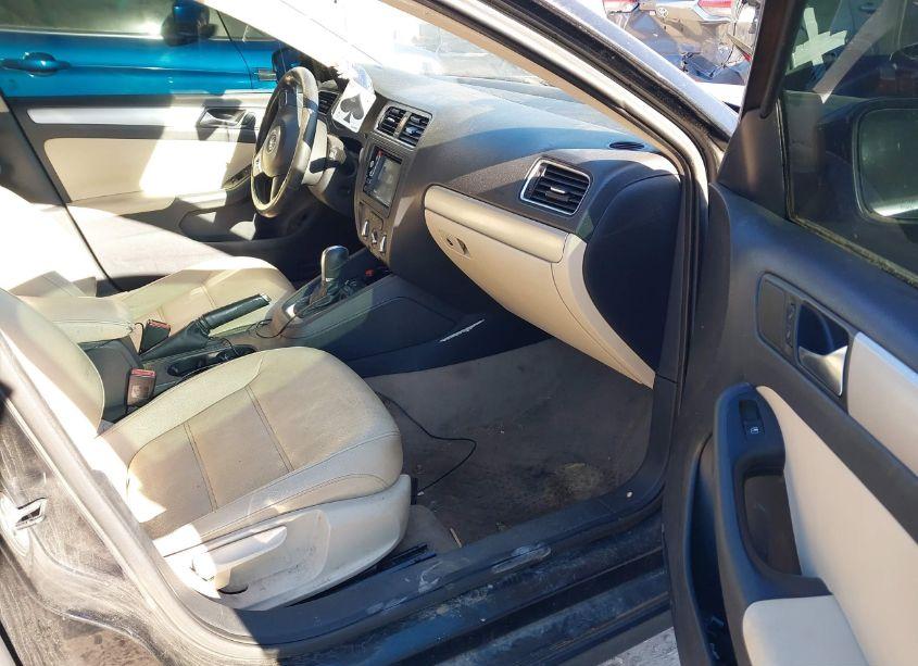 Photo 4 of 2011 Volkswagen Jetta 2.0L TDI (VIN 3VWLL7AJ1BM097968)