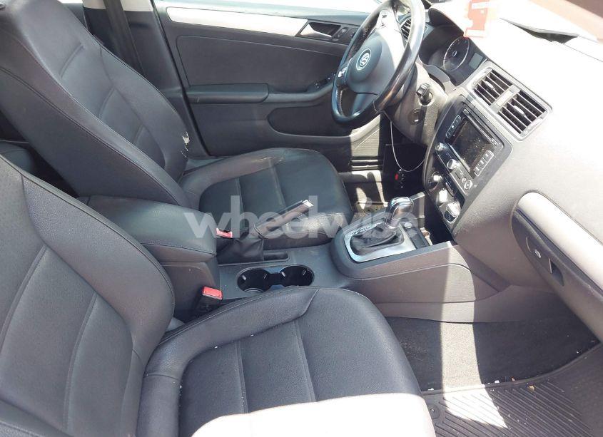 Photo 5 of 2012 Volkswagen Jetta TDI (VIN 3VWLL7AJ1CM307485)