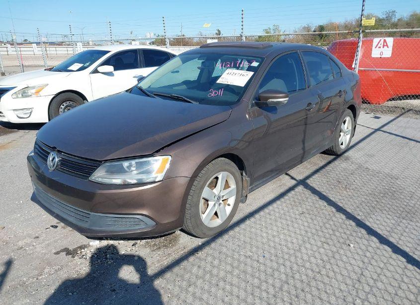 Photo 2 of 2011 Volkswagen Jetta 2.0L TDI (VIN 3VWLL7AJ2BM119038)
