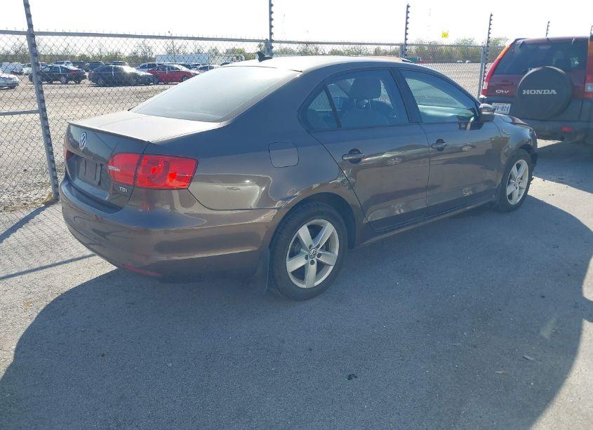 Photo 4 of 2011 Volkswagen Jetta 2.0L TDI (VIN 3VWLL7AJ2BM119038)