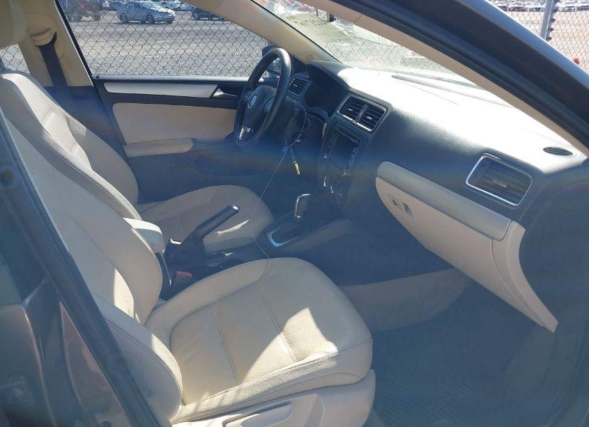 Photo 5 of 2011 Volkswagen Jetta 2.0L TDI (VIN 3VWLL7AJ2BM119038)