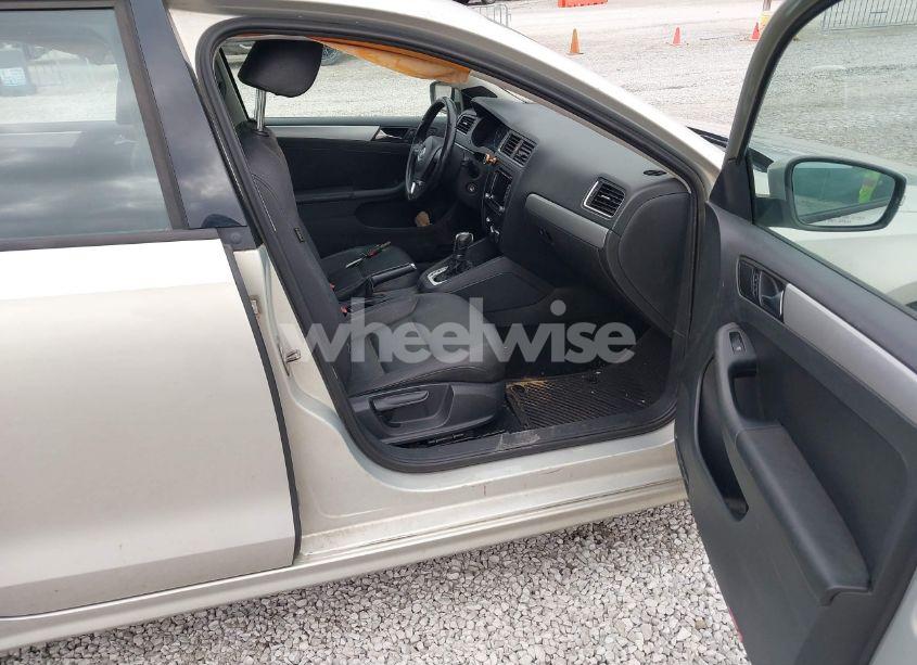 Photo 5 of 2012 Volkswagen Jetta 2.0L TDI (VIN 3VWLL7AJ2CM317216)