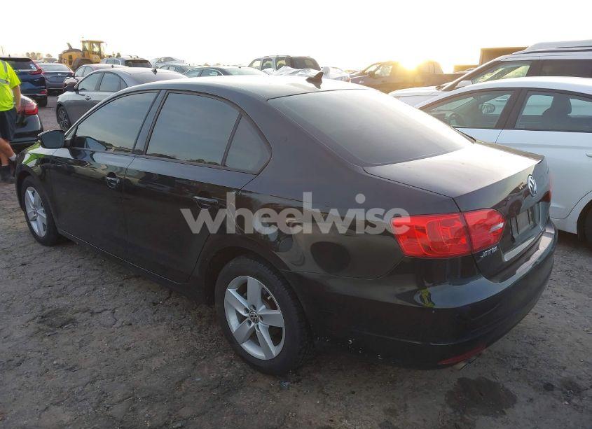 Photo 3 of 2012 Volkswagen Jetta 2.0L TDI (VIN 3VWLL7AJ2CM422838)