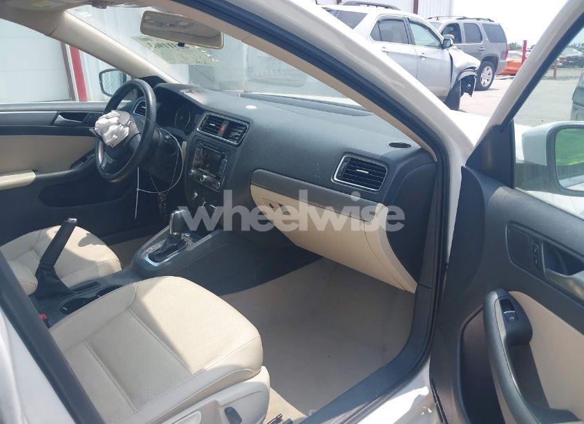 Photo 5 of 2013 Volkswagen Jetta 2.0L TDI (VIN 3VWLL7AJ2DM203802)