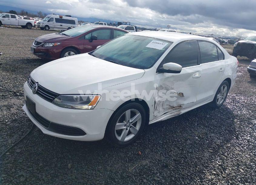 Photo 2 of 2013 Volkswagen Jetta 2.0L TDI (VIN 3VWLL7AJ2DM425448)