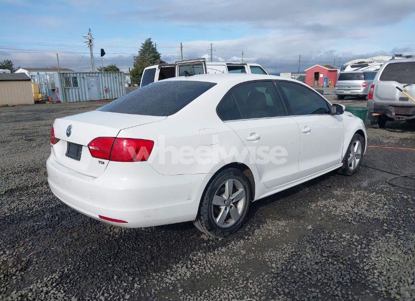 Photo 4 of 2013 Volkswagen Jetta 2.0L TDI (VIN 3VWLL7AJ2DM425448)