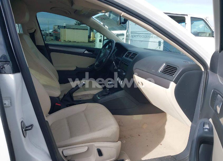 Photo 5 of 2013 Volkswagen Jetta 2.0L TDI (VIN 3VWLL7AJ2DM425448)