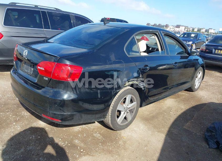 Photo 4 of 2012 Volkswagen Jetta 2.0L TDI (VIN 3VWLL7AJ3CM469621)