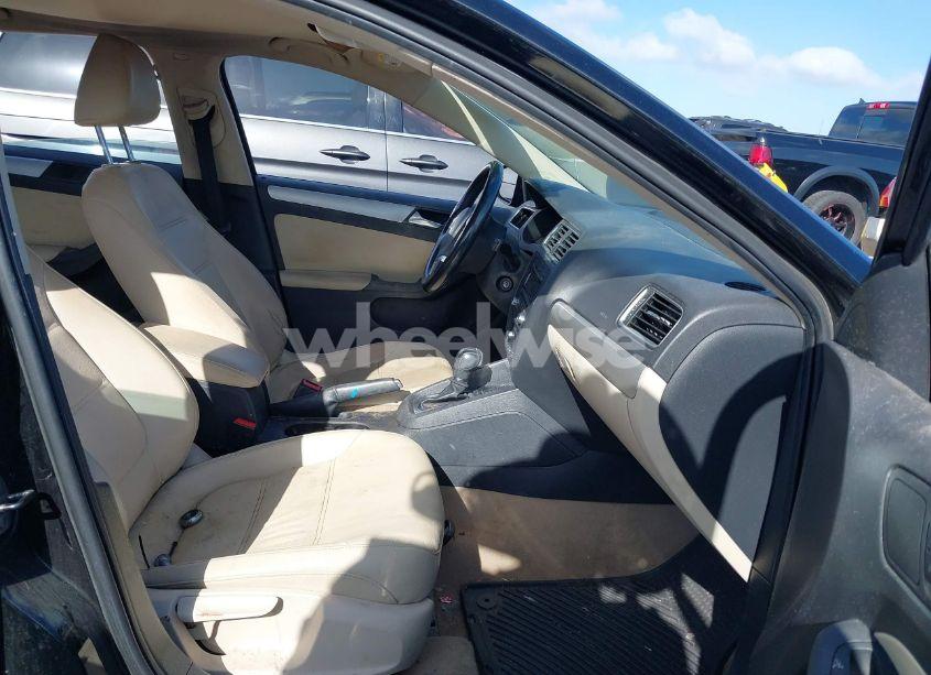 Photo 5 of 2012 Volkswagen Jetta 2.0L TDI (VIN 3VWLL7AJ3CM469621)